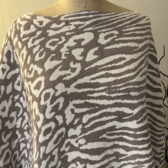 Barefoot dreams gray animal print shawl - Picture 2 of 7